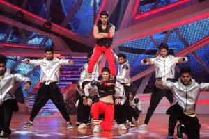 Gurmeet and Debina performing with Fictitious group on Nach Baliye-6