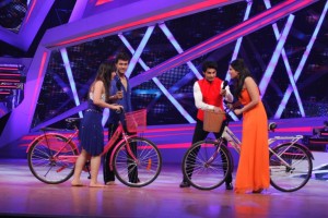 Ripu, Shivangi and Karan Wahi along with Parineeti  when she came for the promotions of Hansi To Phansi  on Nach Baliye-6-3