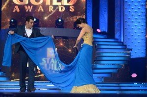 Salman draping Sunny in a sari at Renault STAR Guild Awards