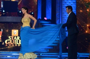 Salman draping Sunny in a sari at Renault STAR Guild Awards