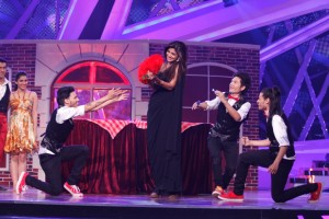 Shilpa Shetty Kundra Shaking-a-leg with D-Maniax on Nach Baliye-6